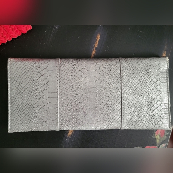 Faux silver snake skin clutch - Picture 3 of 8